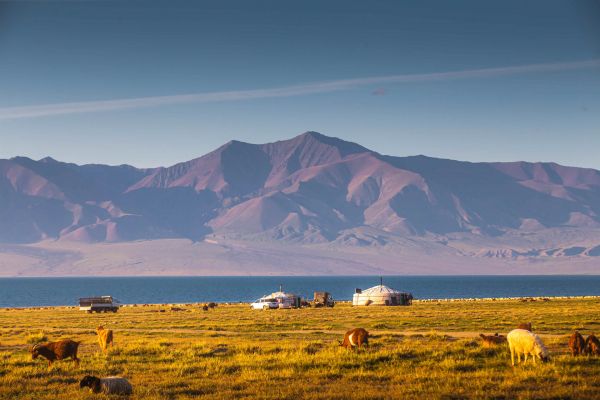 Tsagaan Shuvuut (White Bird) Mountain 