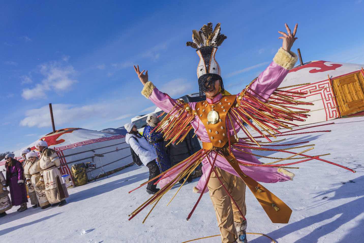 Traditionelles mongolisches Eisfestival mit winterlichen Aktivitäten