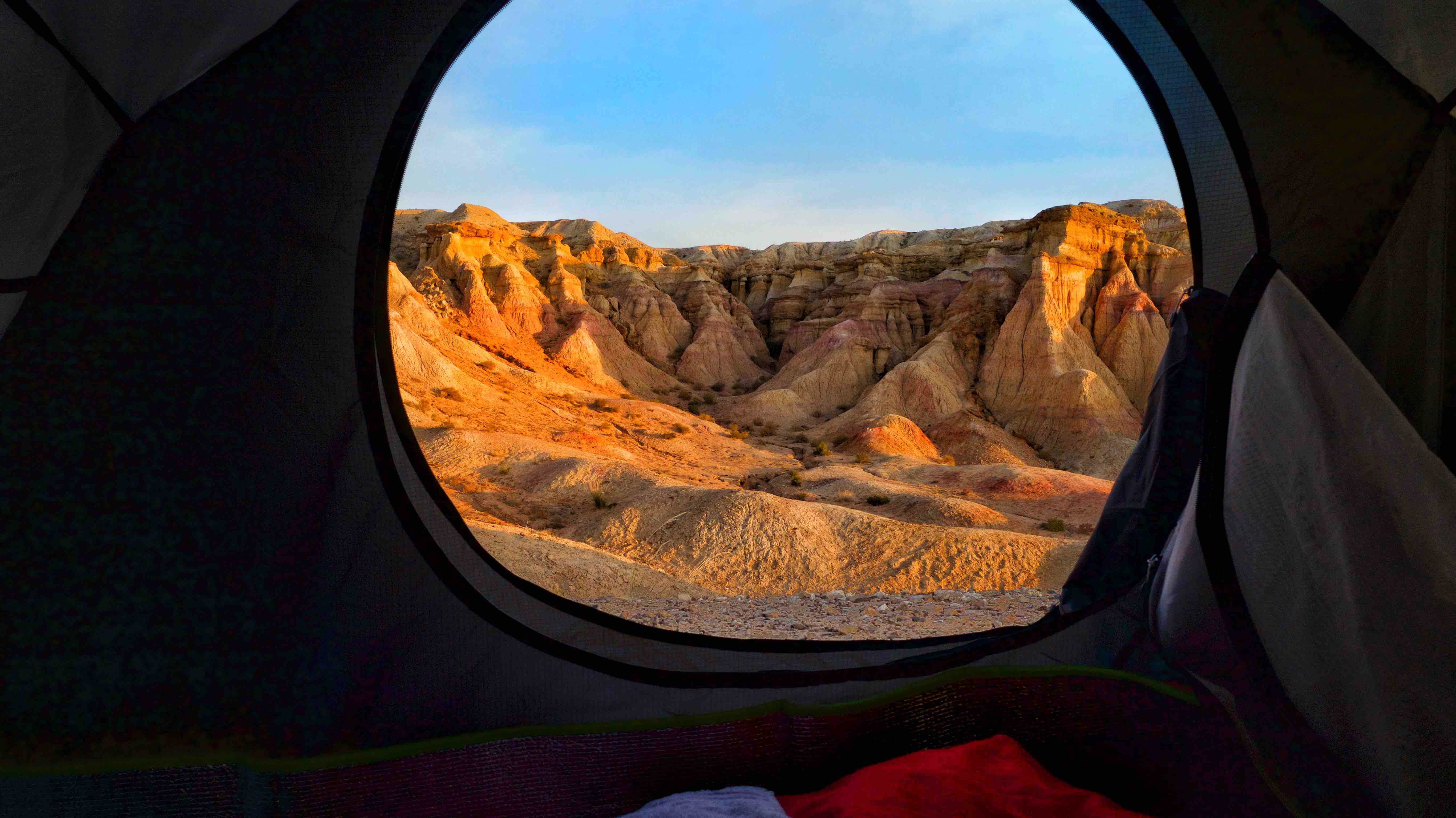 Bayanzac Flaming Cliffs camping